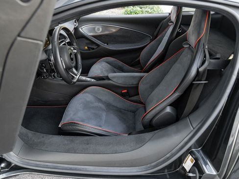 Used 2025 McLaren Artura image 21