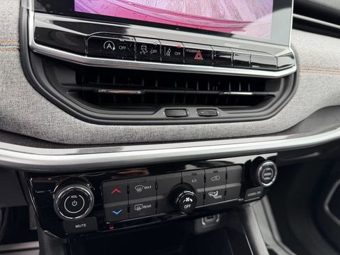 Used 2022 Jeep Compass Sport image 17