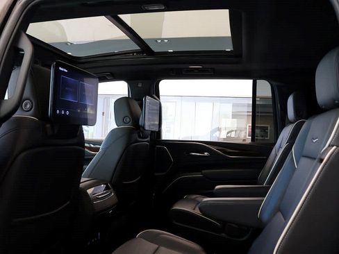 Used 2024 Cadillac Escalade ESV Premium Luxury AWD/4WD image 18