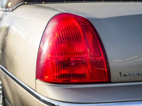 Used 2008 Lincoln Town Car Signature Limited image 9