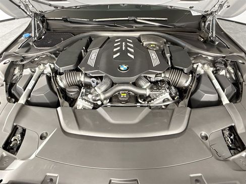Used 2021 BMW 750i xDrive w/ Executive Package image 32