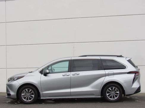 Used 2024 Toyota Sienna LE AWD/4WD image 4