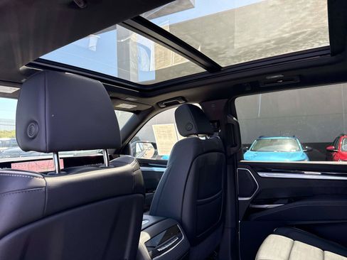 Used 2025 Cadillac Escalade ESV Sport AWD/4WD image 13