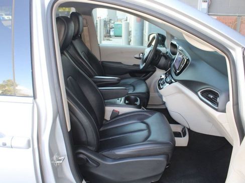 Used 2024 Chrysler Pacifica Touring-L FWD image 13
