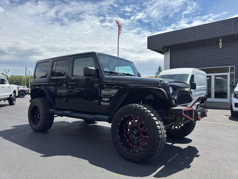 Used 2015 Jeep Wrangler Unlimited Sahara w/ Connectivity Group AWD/4WD image 13