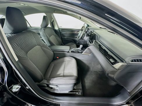 Used 2025 Toyota Camry LE image 32