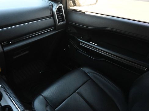 Used 2021 Ford Expedition XLT image 8