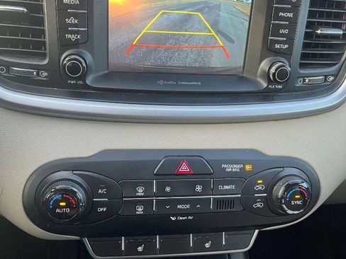 Used 2017 Kia Sorento LX w/ LX Convenience Package image 18
