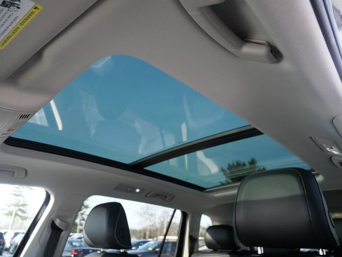 Used 2022 Volkswagen Tiguan SE image 11