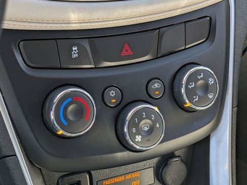 Used 2019 Chevrolet Trax LT w/ LT Convenience Package FWD image 20