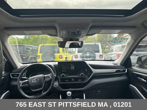 Used 2025 Toyota Highlander XLE AWD/4WD image 20