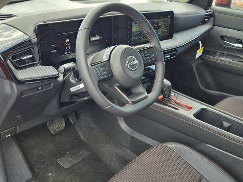 Used 2025 Nissan Kicks SR AWD/4WD image 35