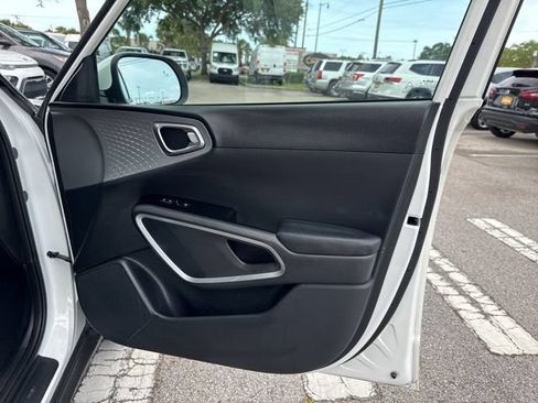 Used 2025 Kia Soul LX w/ LX Technology Package FWD image 13