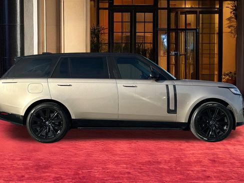 Used 2024 Land Rover Range Rover Long Wheelbase Autobiography image 9