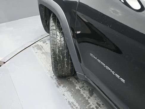 Used 2019 Jeep Cherokee Trailhawk w/ Cold Weather Group image 5