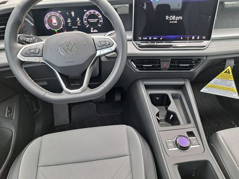 New 2026 Volkswagen Tiguan SE FWD image 21