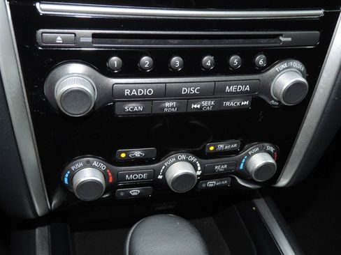 Used 2020 Nissan Pathfinder SV image 23