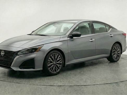 Used 2025 Nissan Altima 2.5 SV image 3