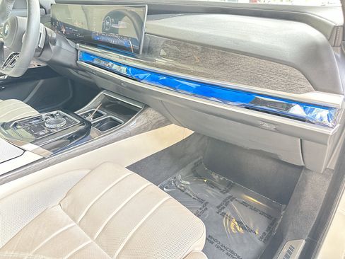 Used 2023 BMW 760i xDrive image 31