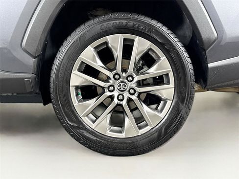 Used 2020 Toyota RAV4 XLE Premium FWD image 43