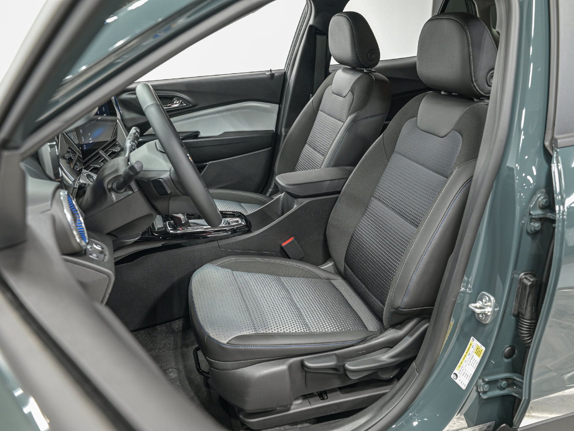 Used 2025 Chevrolet Trax LT w/ Driver Confidence Package FWD image 15