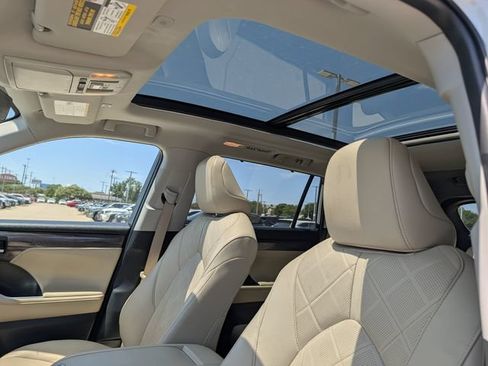 Used 2023 Toyota Highlander Platinum FWD image 27