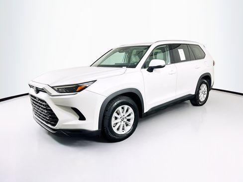 Used 2025 Toyota Grand Highlander FWD image 3