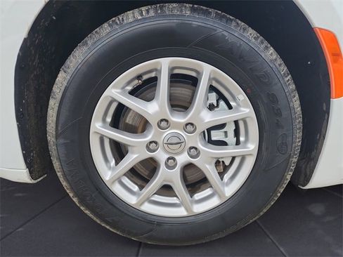 Used 2024 Chrysler Pacifica Touring-L image 9