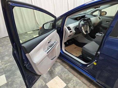 Used 2017 Toyota Prius V Three image 9