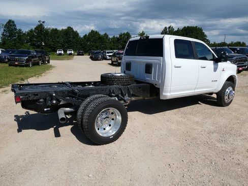 New 2026 RAM 4500 4x4 Crew Cab DRW w/ Laramie Trim Package image 4