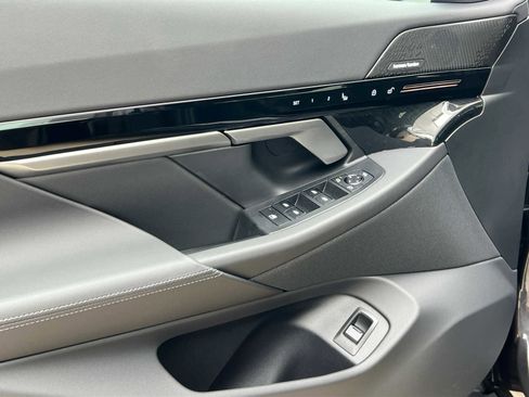 Used 2025 BMW 530i xDrive 530i xDrive w/ Premium Package image 15