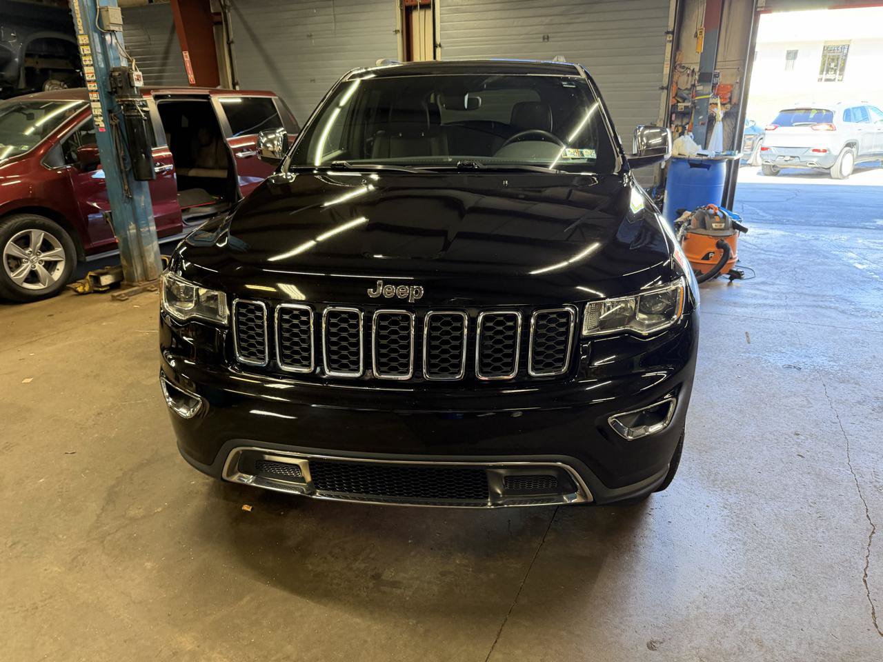 Used 2020 Jeep Grand Cherokee Limited AWD/4WD image 2