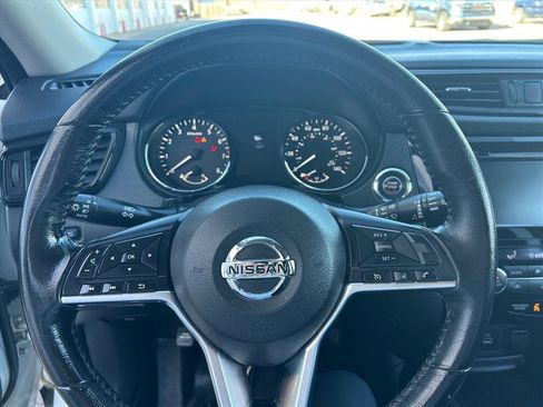 Used 2018 Nissan Rogue SV image 18