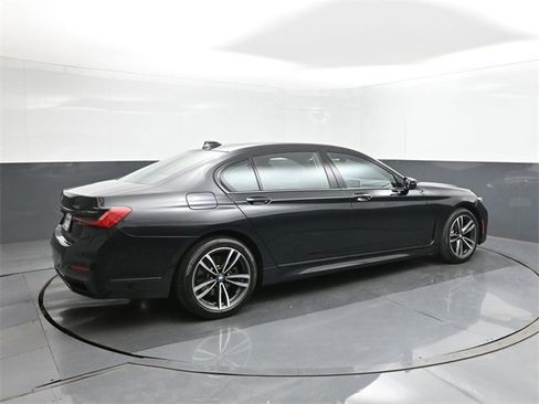 Used 2022 BMW 740i xDrive w/ M Sport Package image 15