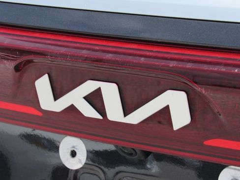 Used 2024 Kia Carnival LX FWD image 13