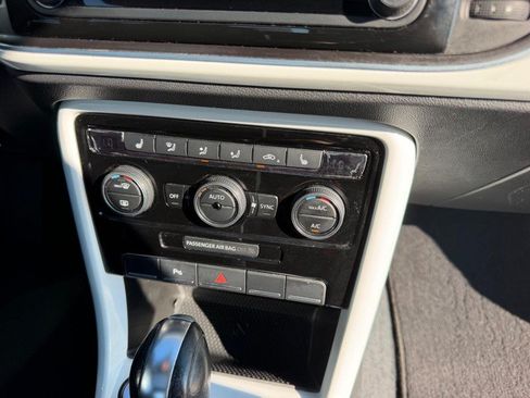 Used 2018 Volkswagen Beetle 2.0T SE FWD image 15