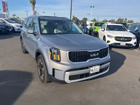 Used 2024 Kia Telluride EX w/ EX Captain's Chair Package image 9