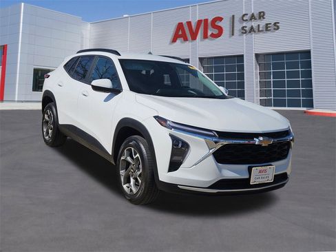 Used 2025 Chevrolet Trax LT w/ LT Convenience Package image 9