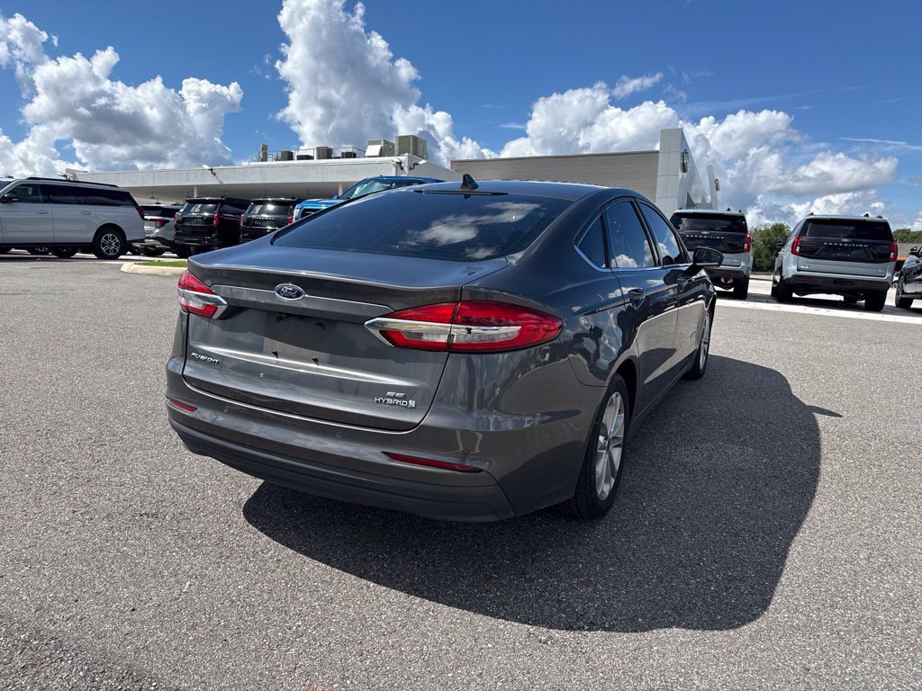 Used 2019 Ford Fusion SE FWD image 2