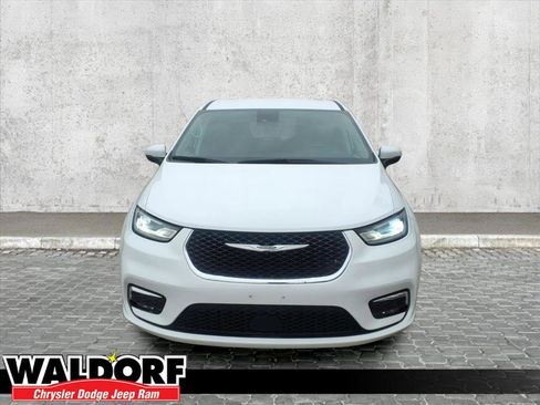 Used 2023 Chrysler Pacifica Touring-L image 6