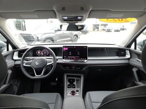 Used 2025 Volkswagen Tiguan SE AWD/4WD image 20