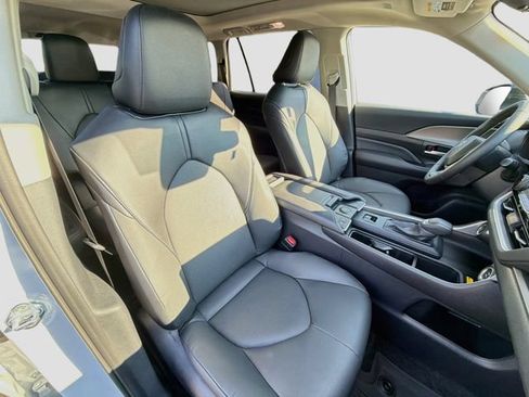 Used 2025 Toyota Grand Highlander AWD image 27