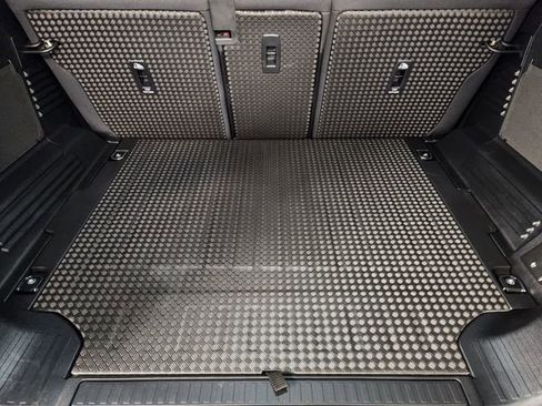 Used 2025 Land Rover Defender 110 X image 33