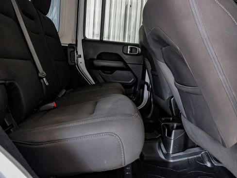 Used 2018 Jeep Wrangler Unlimited Sahara image 33