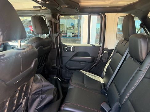 Used 2022 Jeep Wrangler Unlimited Rubicon w/ Cold Weather Group AWD/4WD image 12