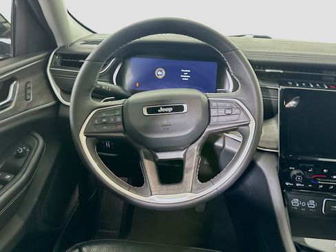 Used 2023 Jeep Grand Cherokee Limited w/ Luxury Tech Group II RWD image 17