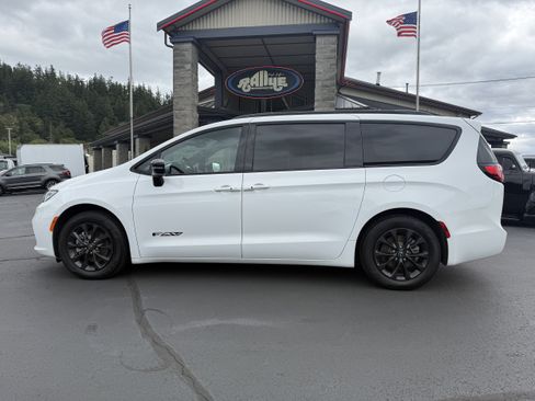 Used 2025 Chrysler Pacifica Select FWD image 8