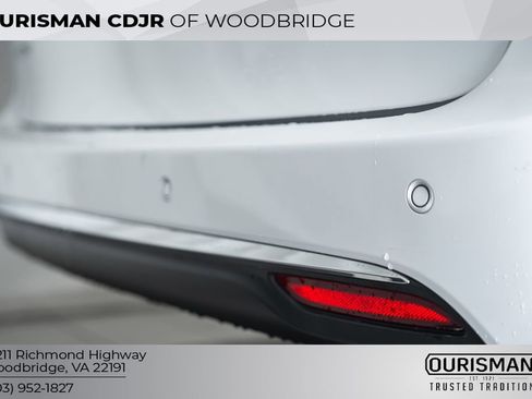 Used 2025 Chrysler Pacifica Select image 9