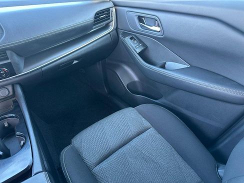 Used 2025 Nissan Rogue SV image 14