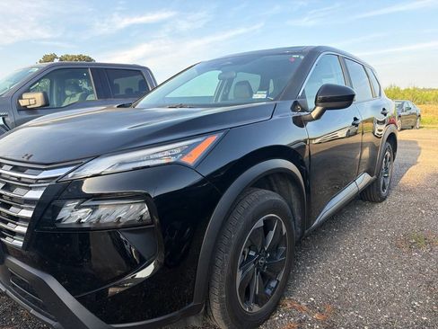 Used 2025 Nissan Rogue SV FWD image 1